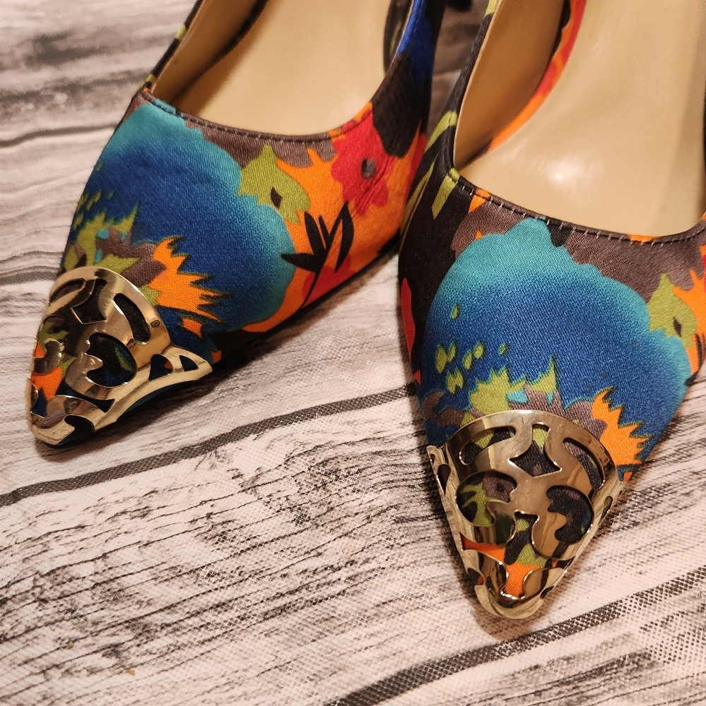 J.Renee Multi-Colored Heels with‎ Floral Pattern and Gold Toe - Picture 2 of 10
